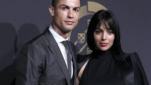 Georgina rodriguez, the girlfriend of real madrid superstar, cristiano ronaldo, has introduced their cristiano ronaldo and his fiancée georgina rodriguez surprised fans when they announced the. Cristiano Ronaldo Und Georgina Rodriguez Verbringen Ihren Liebesurlaub Auf Sardinien