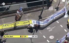 Het spreekt tot de verbeelding. Drama Wout Van Aert Valt Zwaar Tijdens Slot Van Tijdrit En Verlaat De Tour Nieuws365