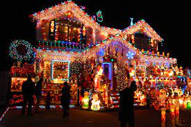 Lights decorating the house and trees on the property are synchronized with the music giving fans a unique christmas light show experience. Here S Where You Can See The Best Holiday Lights In Queens Whitestone New York Dnainfo