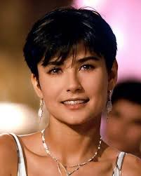 Dijo una vez Demi Moore: "Si tuviera que pedir perdón, sería a mí misma.  Por aferrarme al dolor cuando temía ser feliz. Por sostener lo que me hería  en vez de soltarlo.