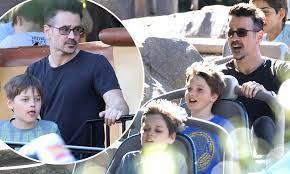 Aktorka nie zdecydowała się na drugie dziecko, jednak nie. Colin Farrell Enjoys Rollercoaster Rides With His Son Henry 9 At Disneyland In California Daily Mail Online