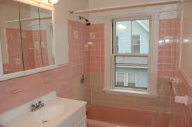 Black and white marble bathroom tiles 2021. Fliesenfarbe Passend Aussuchen Oder Selber Streichen Brown Tile Bathroom Bathroom Tile Designs Pink Tile Bathroom