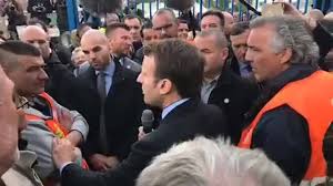 « je ne suis pas méprisant… mais c'est plus fort que moi, quand je serre la main d'un pauvre, je me sens sale pour toute la journée. Non Macron Ne Se Lave Pas Les Mains Apres Avoir Salue Des Ouvriers Les Echos