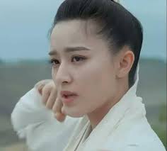 Why do women dressing as men in Chinese dramas often go unnoticed?