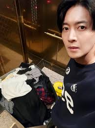 분리수거 잔뜩 하고 전철 타고 평촌 갔다가 친구들 만나서 불타는 주말을 보냈다. 오늘의 꿀 팁!!! 오이냉국에 산낙지 넣어 먹으면 바로  이거다!!!!! 이런 음식이 왜 세상에 존재 안 했지?라고 생각이 드는 맛!!! 거~~~~~~~~~~의