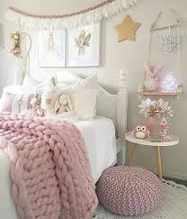 Une Deco Rose Poudre Pour La Chambre D Ado Couverture De Lit En Grosse Laine Couleur Rose Pale Petite Table D Deco Chambre Deco Chambre Bebe Decoration Chambre
