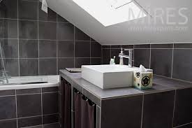 Tout comme l'aménagement d'une petite salle de bain, certaines solutions aussi décoratives que fonctionnelles existent. Petite Salle De Bains Mansardee C0763 Mires Paris