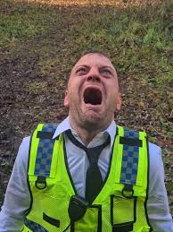 Policía corre a la escena del crimen por su hija