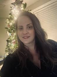 Can someone help me create a headshot from this picture?