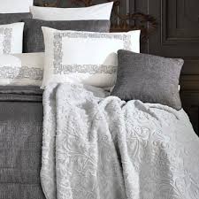 Yatak odası tekstili ürünleri arasında farklı özelliklere sahip yorgan modellerini bulabilirsiniz. Nazik Lauren Nevresim Yatak Ortusu Battaniye 12 Parca Fiyati