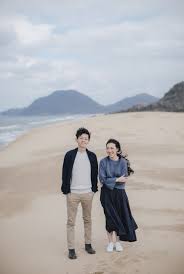 Prewedding casual dengan baju berwarna hitam bisa kamu lakukan dimanapun tempatnya, tetapi banyak yang menggunakan prewedding casual berwarna hitam itu dilakukan di dalam ruangan. 8 Pilihan Outfit Sempurna Untuk Pre Wedding Kasual Di Luar Ruangan Timeless Dan No Ribet