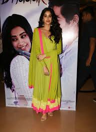 Subscribe to bombay times esvid channel here dhadak is a 2018 romantic drama starring ishaan khattar, janhvi kapoor and ashutosh rana. Janhvi Kapoor Dressed In A Manish Malhotra Anarkali Is Giving Dhadak Vibes At The Film S Trailer Launch