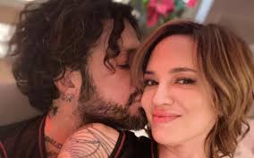 Asiaargento orecchini #vertebræ in #argento di @manuelbozzi ❤️. Fabrizio Corona E Asia Argento Bacio Social