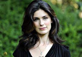 Tiberio timperi intervista anna valle, che racconta la sua storia d'amore e ripercorre i momenti più il regista ulisse lendaro e l'interprete anna valle presentano l'età imperfetta, selezionato per la xvi. Anna Valle Rivela Soffro Di Attacchi Di Rabbia I Social Non Mi Interessano E Non Uso Neppure Whatsapp Donne Bellezza Italiana Donne Italiane