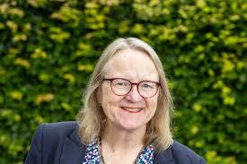 Helen Sizer's Instagram, Twitter & Facebook