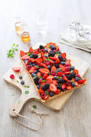Une Tarte Aux Fruits Rouges Tres Graphique Pour Impressionner Vos Convives Pour La Creme Patissiere Tarte Fruits Rouges Tarte Aux Fruits Alimentation