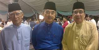 Halim othman yang merupakan pengacara dan penyampai ketika ini usianya hampir menjangkau 50 tahun. Kapten Dato Halim Othman Discussion Enhances Trade Ties Borneo Bulletin Online Find The Perfect Halim Othman Stock Photos And Editorial News Pictures From Getty Images Gantengdiwe