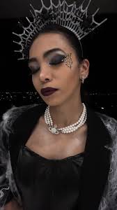 Happy Halloween 🧡 essa foi a minha fantasia improvisada com coroa, blazer  e make com “teia de aranha” 🕷️ #halloween #spider #costumeideas #makeup  #fashiontiktok