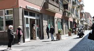 Puoi comunque continuare a svolgere la maggior parte delle operazioni dal tuo internet banking, dall'app intesa sanpaolo mobile o contattando il tuo gestore che può supportarti anche a distanza. Coronavirus Emergenza Anche In Banca Servizi Solo Su Appuntamento Al Telefono E Online Ridotti Gli Sportelli Aperti