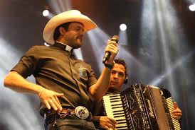 Resultado de imagem para fotos de shows do padre sertanejo