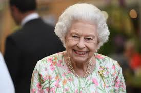 La reina isabel ii corta un pastel para celebrar el inicio del jubileo de platino durante 01:45. El Preocupante Silencio Sobre La Salud De La Reina Isabel Ii
