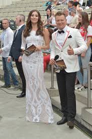 W minionym roku piosenka znalazła się w 10 najchętniej odtwarzanych utworów w polskich stacjach radiowych. Rafal Brzozowski Zabral Partnerke Na Impreze Miss Polonia Prawdziwa Pieknosc W Tej Sukni Sama Moglaby Startowac W Konkursie
