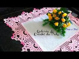 Caminho De Mesa De Tecido Com Barrado De Croche Materiais Utilizados 1 Novelo Da Linha Anne Rosa Candy Nº3526 Linha Anne Bailarina Nº9284 Agulh Bico De Croche Barrados De Croche Toalha De Croche Quadrada