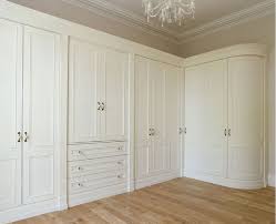 Jual lemari pakaian minimalis 6 pintu model lemari pakaian yang satu ini memiliki 6 pintu dengan 2 pintu di sebelah kanan dan kiri tertupup kayu dan 2 buah pintu. 18 Inspirasi Desain Lemari Pakaian Semua Pilihan Desain Tersedia Lengkap Rumah123 Com
