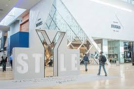 One person is in custody and police have recovered a loaded firearm after a shooting inside a prominent toronto shopping mall on sunday afternoon. Yorkdale Mall Evacuated After Shooting