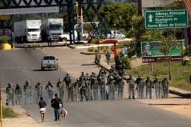 Con la frontera de venezuela y brasil cerrada, así estamos pasando por trocha. Camiones De Ayuda Para Venezuela Permanecen Parqueados En Frontera Con Brasil