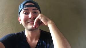 Mexicano arrasa en redes cantando 'Despacito' imitando a 21 artistas