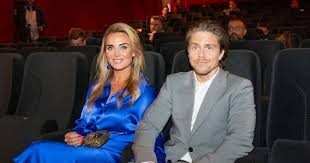 Sinds de release is het hard gegaan voor de zangeres. Nerveuze Andre En Roxeanne Hazes Sluiten Elkaar In De Armen Het Lijkt Wel Of Pa Hierachter Zit Show Ad Nl