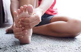 Punggung kaki kanan terasa sakit saat menginjak dan berdiri lama, apakah penyebabnya? Ini 7 Penyakit Yang Menyebabkan Telapak Kaki Sakit