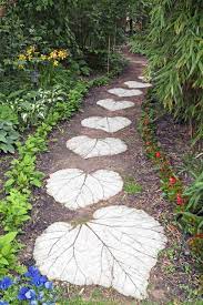 Diy Leaves Imprint Concrete Stepping Stone For Pathways Lovely And Unique Garden Paths Pathway Landscaping Beauty Gardens
