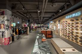 Das unternehmen sportscheck wer unterwegs zum gipfel ist, braucht ein basislager. Neu Gestalteter Sportscheck Store Feiert Wiedereroffnung Alster Anzeiger
