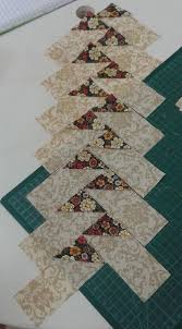 Great Tutorial Click Onto The Site For This One To See All The Patters With This One Technique Quiltvilles Qu Patchwork Quilting Table Runners Dikis Masalari