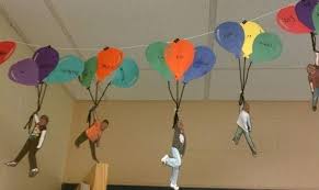 Hang a single loop for a short decor, or hoop several for a long hanging decoration. 25 Hanging Decoration Ideas For School Aluno On