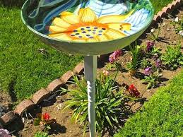 This bird bath is another made my stacked terra cotta pots and the terra cotta plate that usually sits beneath the pot to help catch water. 10 Easy Diy Bird Bath Projects