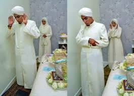 Hukum suami menanggapi permintaan khuluk istri. Viral Trending Gambar Pengantin Solat Cetus Kekecohan Ira Mommy Si Kembar