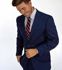 Las corbatas azules son una de las mejores opciones para combinar con un traje azul marino, si el tono de la corbata es igual al traje, trasmitirá esa idea de uniformidad y seriedad. Personal Outfit Recommendations Camisa Vestido Traje Azul Marino Traje Azul