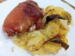 A continuación cocinamos codillo con chucrut, un plato muy representativo de la gastronomía alemana. Codillo De Cerdo Con Patatas Al Horno Cocina