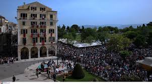 Το πάσχα στην κέρκυρα είναι μοναδικό. Kerkyra Amartwlo Pasxa Efere Thn E3arsh Kroysmatwn Koronoioy