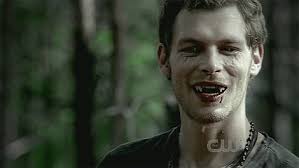 On TVD and the Originals, do hybrids have extra fangs? Cause I've noticed  both Klaus and Tyler only have two fangs, like regular vampires.