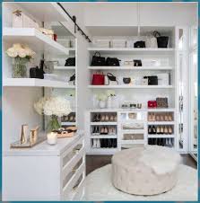 Ankleidezimmer Klein Ideen Kleines Ankleidezimmer In 2020 Begehbarer Kleiderschrank Ideen Kleiderschrank Ideen Begehbarer Kleiderschrank