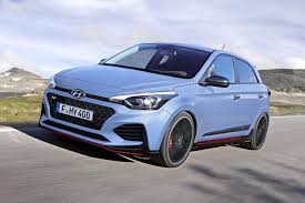 It features a dominant new front bumper, a textured cascading grille, and a sleek rear bumper that enhances not just the model's look but also its aerodynamic performance. Hyundai I20 N 2020 Neuvorstellung Auto Bild