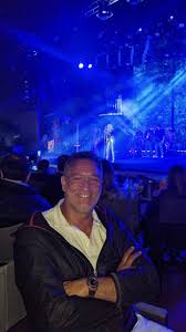 Από το ενδιαφέρον του κόσμου. Poioys Synanthsame Sth Synaylia Ths Anna Bissh Sto 8eatro Alsos Backstage24 Gr