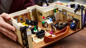Jóbarátok central perk átlátszó sütitároló. Ime A Masodik Lego Jobaratok Szett A Ket Legendas Lakassal Geek Life