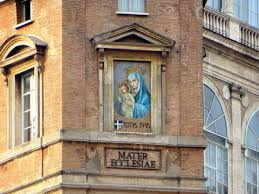 🌹🌹🌹 Historia del mosaico de la Virgen que se encuentra en la Plaza de San  Pedro. Uno de los elementos arquitectónicos más recientes en la Plaza de San  Pedro es el mosaico