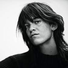 Suzanne lindon, née le , est une actrice, et réalisatrice française. Suzanne Lindon Realisatrice En Herbe Et Egerie Celine Par Hedi Slimane Vogue Paris