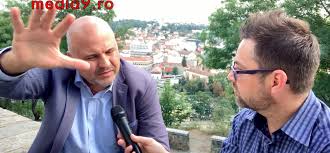 Deputatul usr emanuel ungureanu a fost hartuit, marti, de mai multi deputati psd pentru ca a filmat momentul in care deputata psd matilda goleac a votat in locul deputatei psd laura vicol. Interviu La Sange Cum A Devenit Balbait Emanuel Ungureanu CredinÈ›a Lui Job Urile Pe Care Le A Avut Media9 Media9